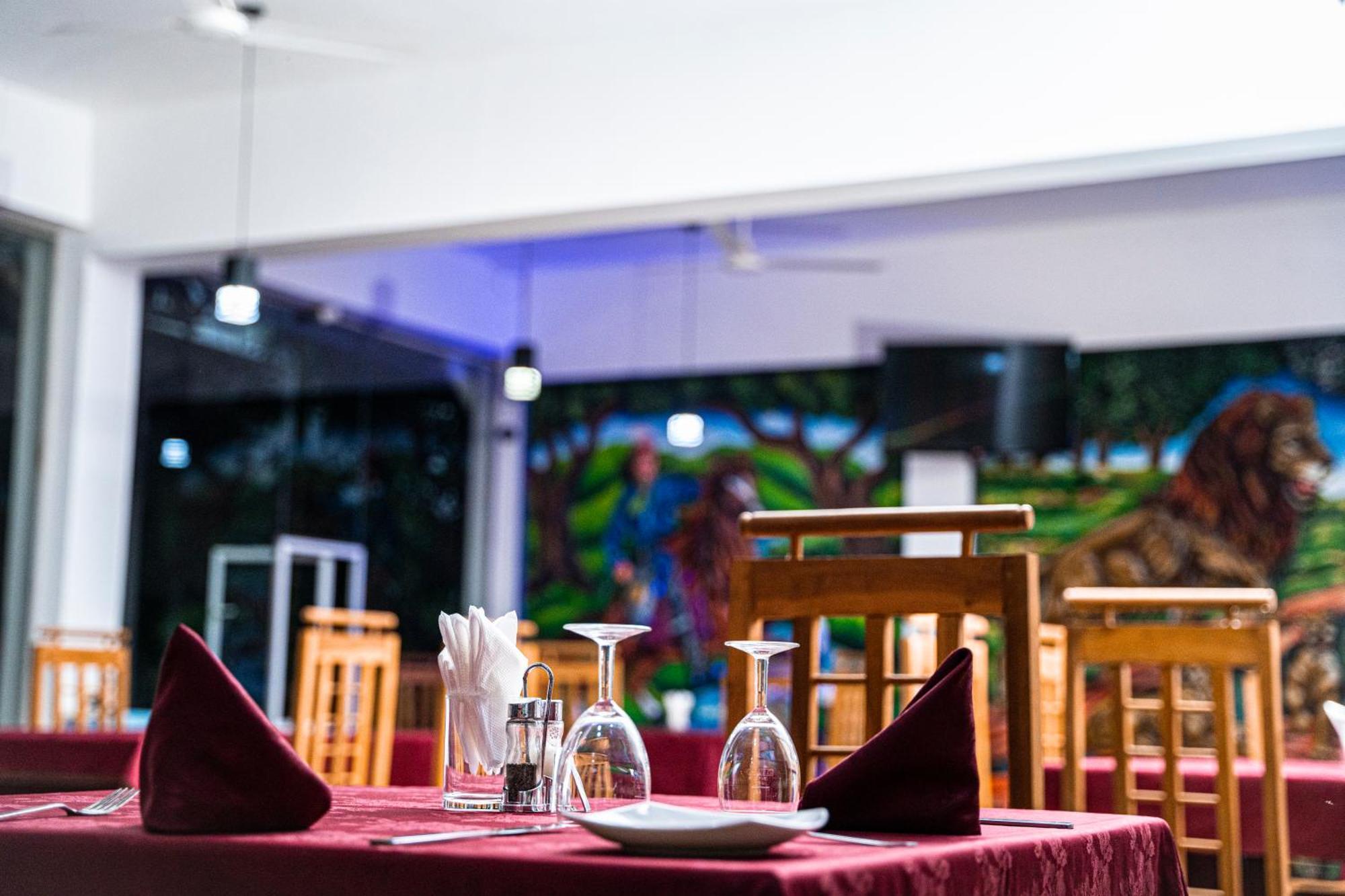 Hotel Theevanni Inn Trincomalee Buitenkant foto
