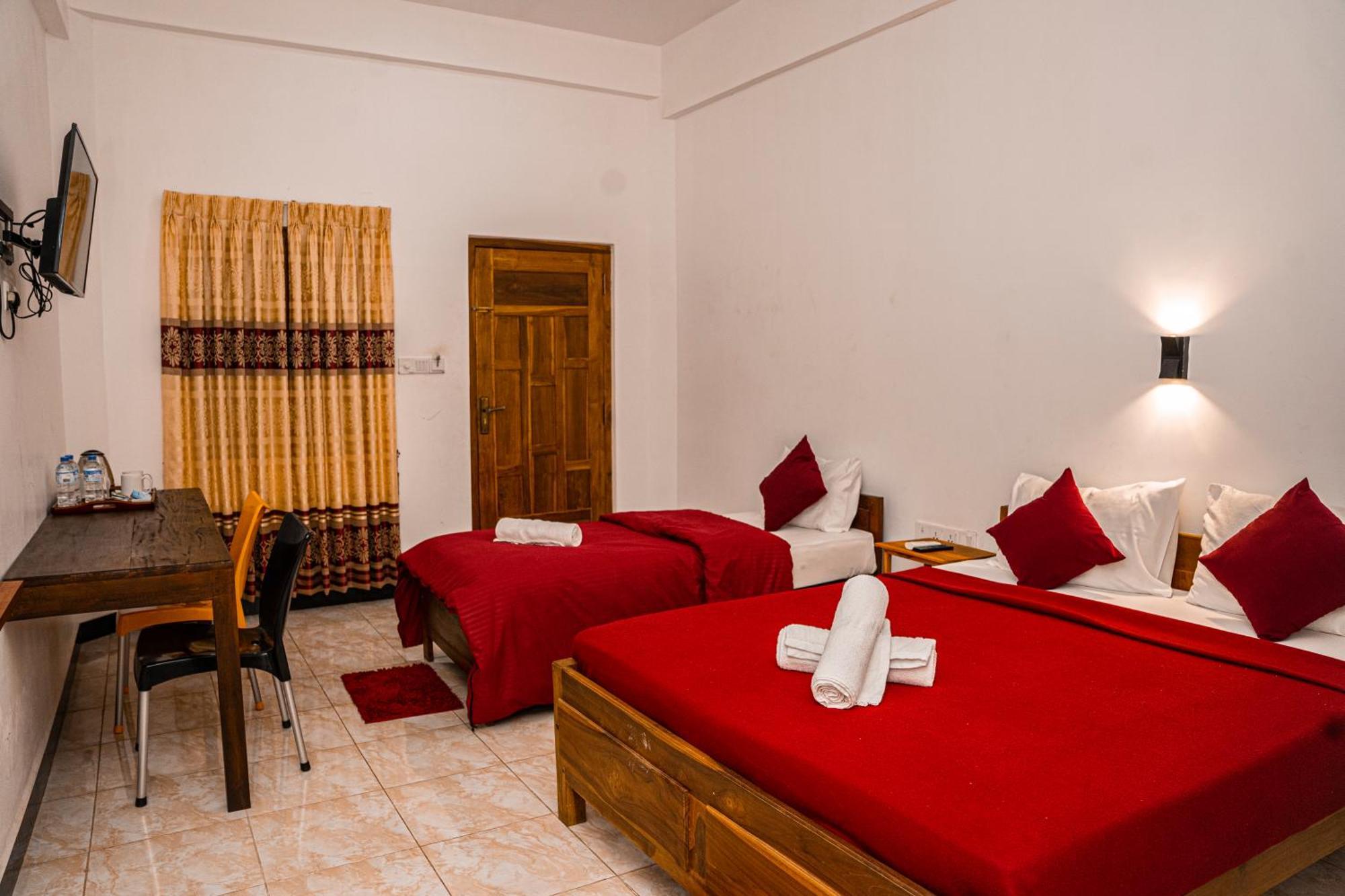 Hotel Theevanni Inn Trincomalee Buitenkant foto
