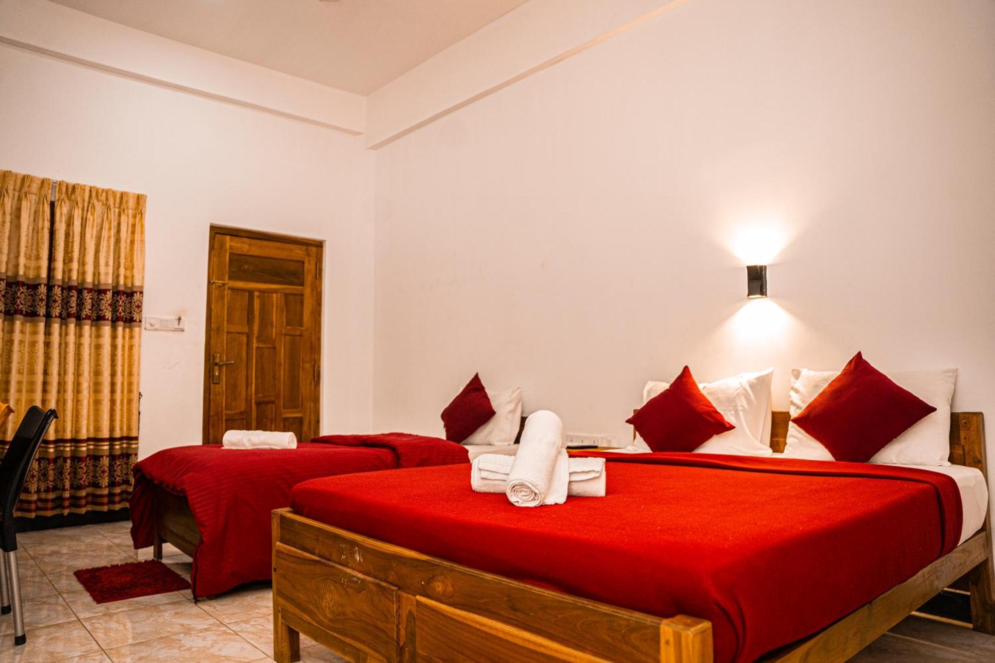 Hotel Theevanni Inn Trincomalee Buitenkant foto